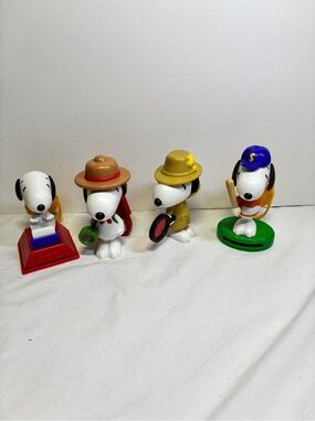 Snoopy Figures Lot of 4 McDonalds Peanuts 2018 keychains